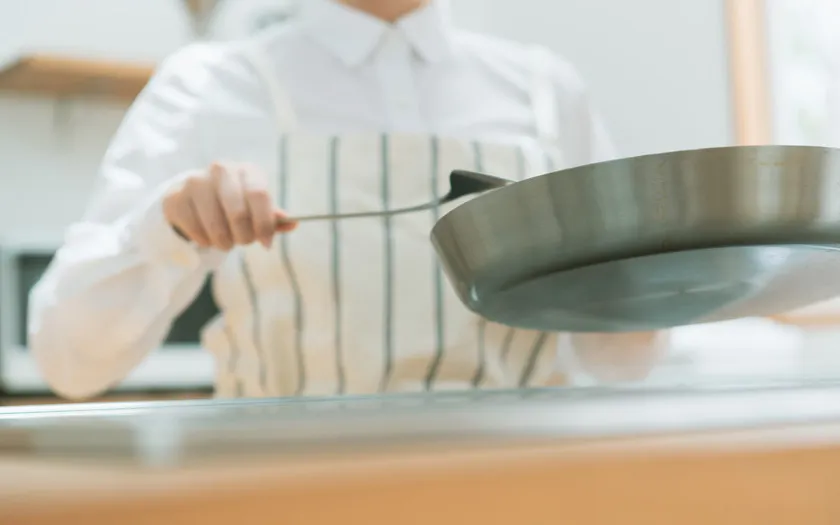 重い鍋やフライパンを持てなくなり、振ったり、盛ったりするのが大変