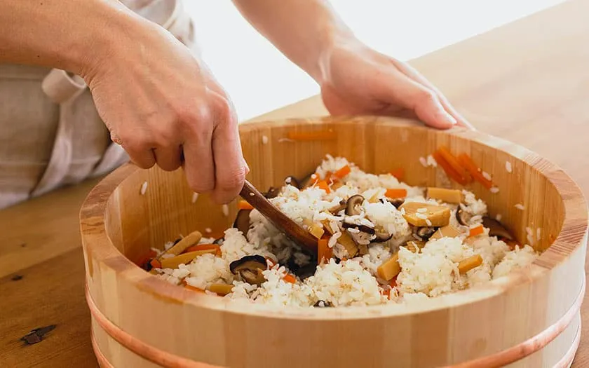 ちらし寿司を混ぜます。