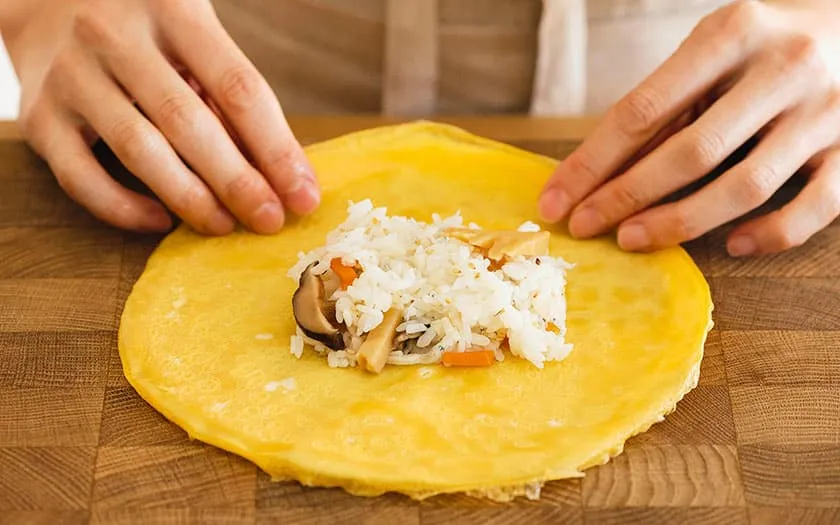 薄焼き卵を広げ、具をのせます。