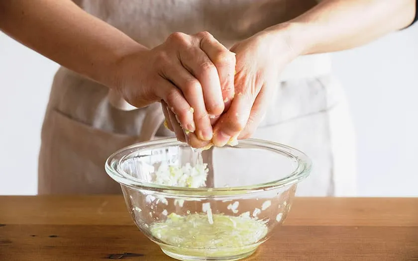 白菜の水けを取ります。