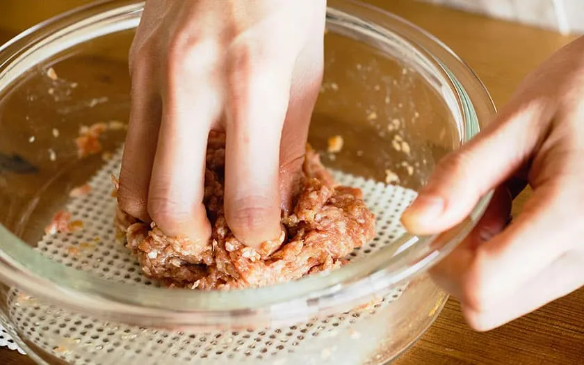 ひき肉と調味料を混ぜます。
