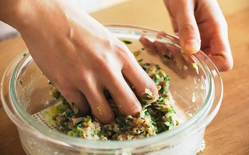 白菜とにらを練ります