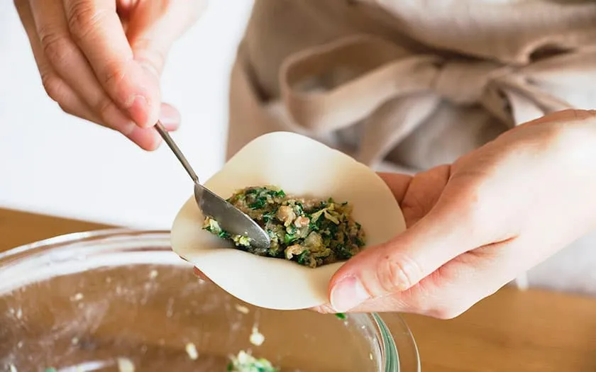 餃子の皮で包みます。