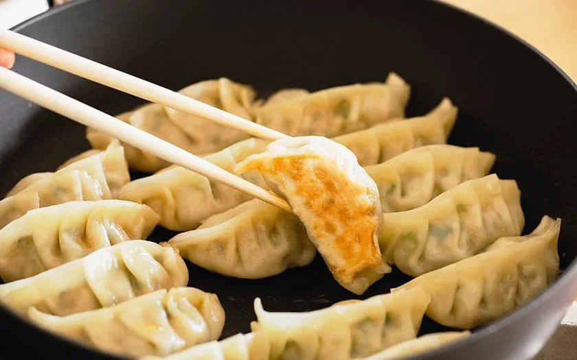 仕上げのごま油をかけてカリっと焼きます。