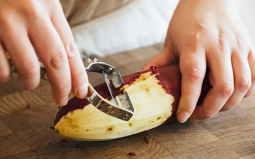 ピーラーで皮をむく