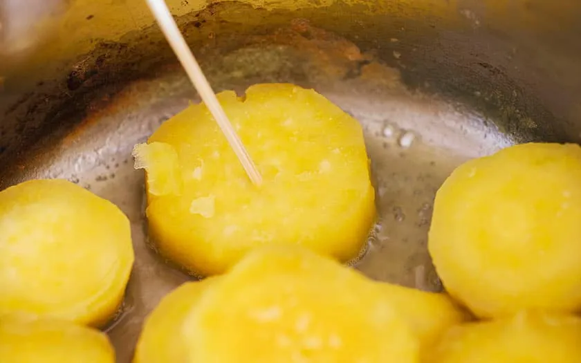 さつまいもに竹串を通す