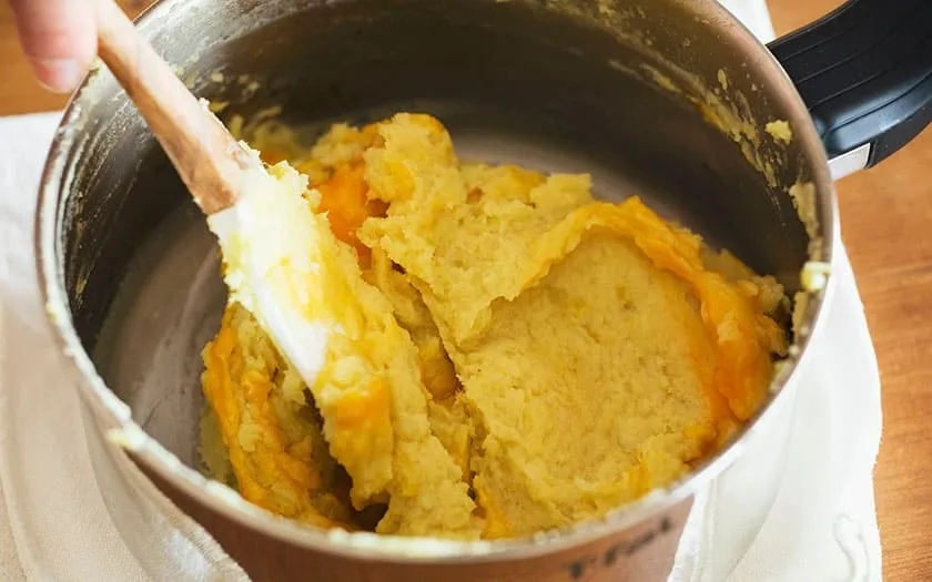 材料を混ぜ合わせる