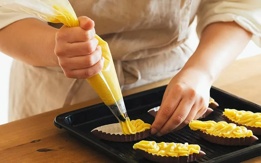 絞り袋をつかって形を作る