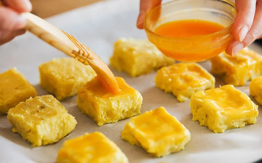 生地に卵黄を塗る