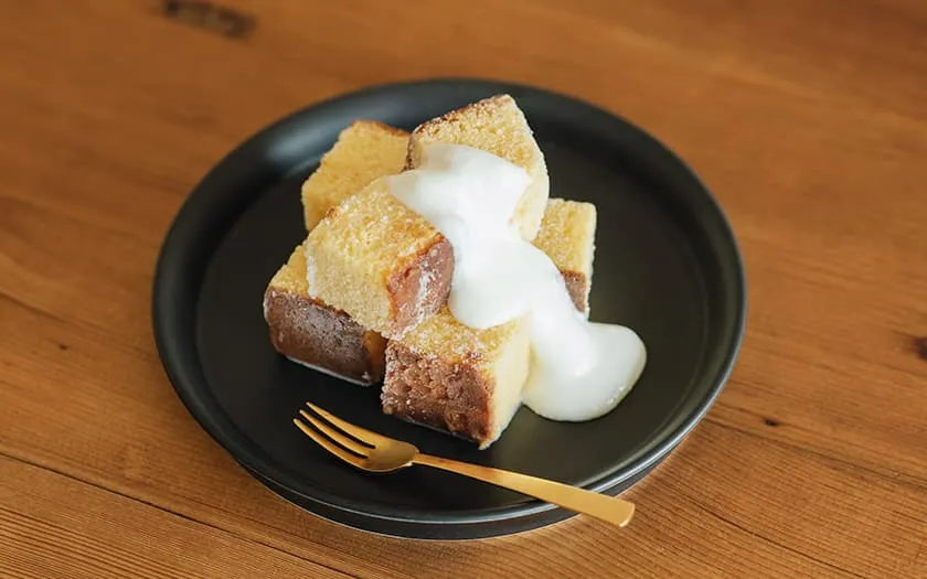 カステラアイスのヨーグルトがけ