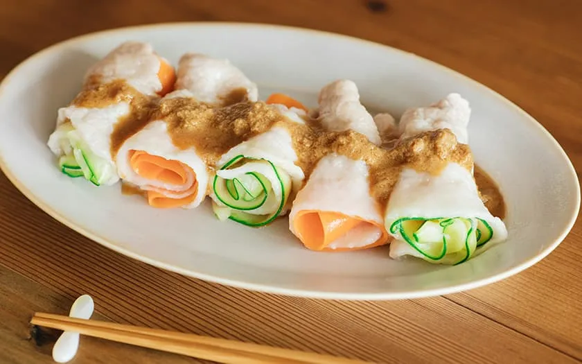 豚バラ⾁で くるくるしゃぶしゃぶ