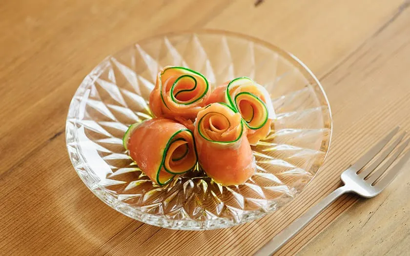 スモークサーモンで ⼀⼝カルパッチョ