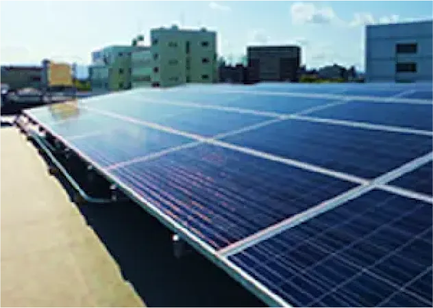 総合研究所の研究棟屋上に設置中の太陽光発電システム